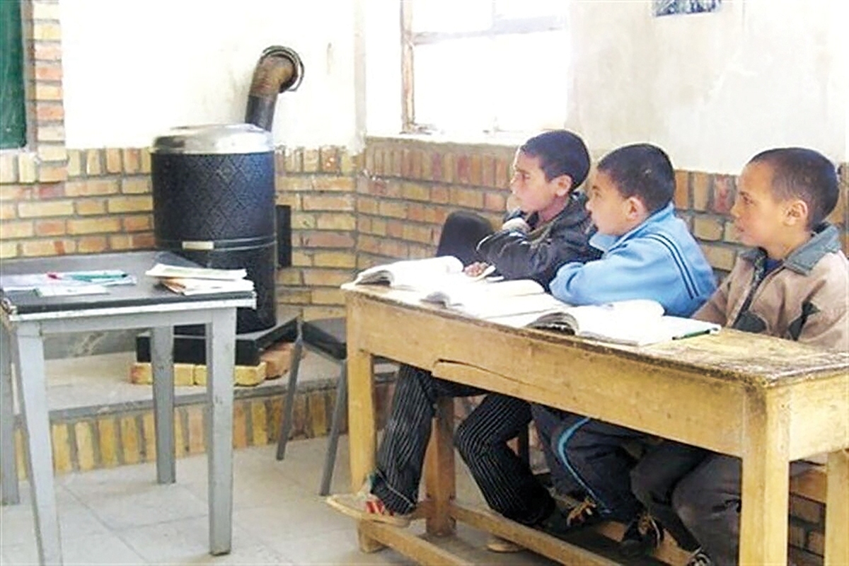 پاییز وزمستان که ازراه می‌رسد،دل‌نگرانی خانواده‌هایی که عضو دانش‌آموز دارند، به‌ویژه خانواده‌های مناطق کم‌برخوردار و روستایی شروع می‌شود؛ نگرانی از حوادثی که بخاری‌های غیراستاندارد‌ ممکن است رقم بزند‌ چراکه در بسیاری از مدارس کوچک و دورافتاده، هنوز بخاری‌های قدیمی‌ای روشن می‌شودکه خیلی وقت است فرسوده ‌شده‌اند.