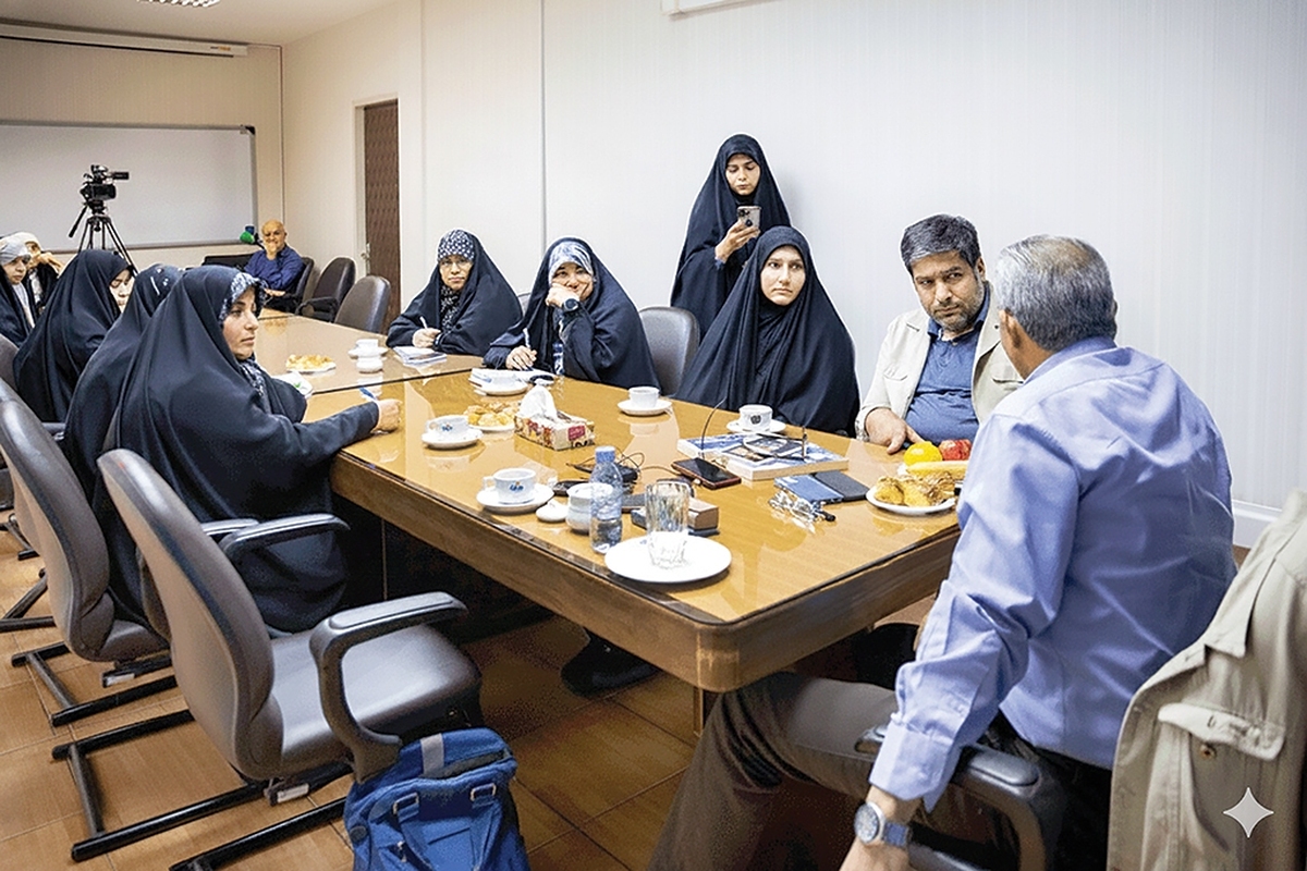 اولین‌بار با خواندن مقدمه‌ای که بر کتاب سینمای شوروی نوشته بود، متوجه شدم نسبت او با ادبیات،‌ قوی و فراگیر است. دقت و توان او در ترجمه،‌ اولین دیدارهای ما را رقم زد تا همین چند روز پیش که خواستیم باز هم در جمع‌مان حاضر شود و برای‌مان از ادبیات و سینما بگوید.
