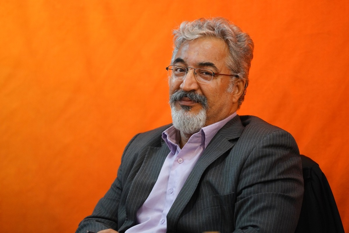 سیاست خارجی هر دولتی بیش از آن‌که محصول شعار‌ها باشد، بازتاب ضرورت‌هایی است که محیط پیرامونی بر آن تحمیل می‌کند. در آغاز کار دولت چهاردهم، مجموعه‌ای از تحولات شتاب‌گرفته در منطقه، فشار‌های انباشته‌شده در نظام بین‌الملل و انتظارات داخلی از بهبود شرایط اقتصادی چارچوبی را پدید آوردند که در آن تصمیم‌گیری دیپلماتیک نمی‌توانست صرفا ادامه مسیر‌های پیشین باشد. 