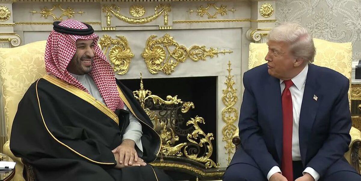 دونالد ترامپ رئیس جمهوری آمریکا در دیدار با «محمد بن سلمان» ولیعهد عربستان سعودی، او را «دوست دیرینه» خود خواند و گفت: دیدار فوق العاده ای با ولیعهد عربستان سعودی داشتم و این کشور قرار است دست کم ۶۰۰ میلیارد دلار در آمریکا سرمایه گذاری کند.