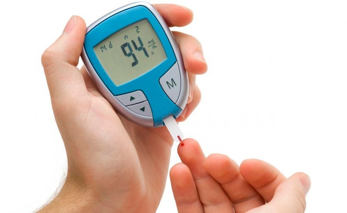 اگر تا پیش از این تصور می‌شد که دیابت، به‌ویژه دیابت نوع ۲، صرفا تحت تاثیر ژنتیک، رژیم‌غذایی و ورزش‌نکردن است، باید توجه داشت شواهد زیادی به‌دست‌آمده که نشان می‌دهد دیابت پدیده‌ای اجتماعی و محیطی نیز محسوب می‌شود؛ نوعی بیماری که ساختارهای اجتماعی، اقتصادی و محیط کار هم می‌توانند نقش تعیین‌کننده‌ای در بروز، تشدید و مدیریت آن داشته باشند.