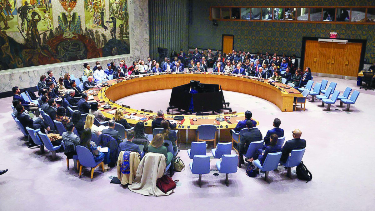 در سایه یکی از جنجالی‌ترین تصمیم‌های ماه‌های اخیر در صحنه دیپلماسی جهانی، شورای امنیت سازمان ملل با تصویب قطعنامه ۲۸۰۳، عملا مسیر تازه‌ای را برای آینده غزه ترسیم کرد؛ مسیری که هم امید و هم بیم می‌آفریند. این قطعنامه، که با ۱۳ رأی موافق و رأی ممتنع چین و روسیه به تصویب رسید، تشکیل «هیات صلح» و «نیروی ثبات بین‌المللی» را در چارچوب «طرح جامع ایالات متحده برای پایان‌دادن به درگیری غزه» مجاز می‌داند؛ ساختاری که مدعی شده قرار است بازسازی و احیای اقتصادی غزه را هدایت کرده و روند خلع‌سلاح را پیش ببرد.