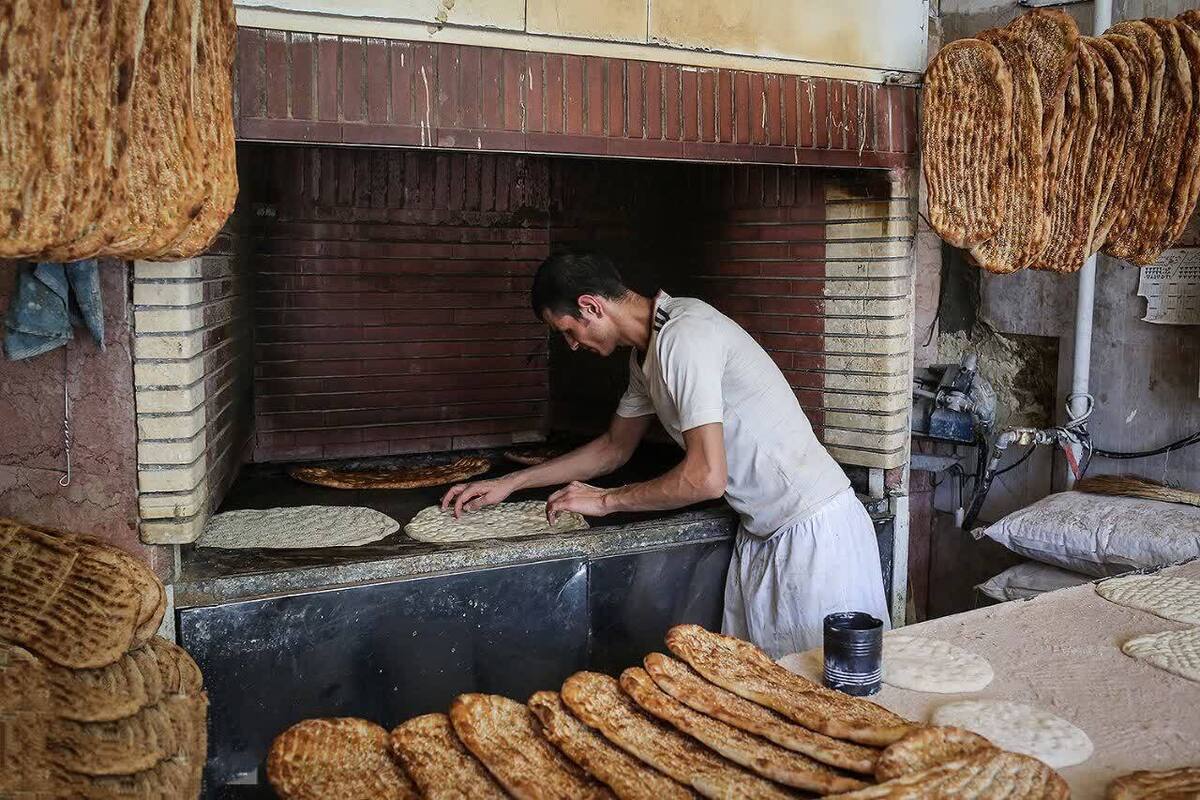 نان در فرهنگ ما ایرانیان حرمت داشته و دارد همان‌گونه که قدیمی‌ها به ما یاد داده‌اند هر جا تکه نانی دیدی آن را بردار و گوشه‌ای بگذار، شاطر‌ها هم از احترام و حرمت خاصی برخوردارند؛ آنها روزی حلال را اول وقت از خدا طلب می‌کنند و نان مردم را با همین نیت بر سر سفره‌ها می‌آورند؛ پرسش این است که چرا در حال حاضر شاهد گران‌فروشی، کم‌فروشی و کیفیت پایین نان هستیم؟