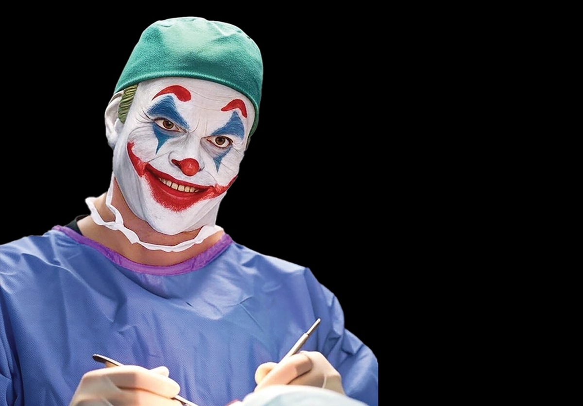 این روزها تب عمل‌های زیبایی باعث جولان پزشک‌های قلابی در فضای مجازی و کلینیک‌های جراحی شده و این افراد بدون تخصص نه فقط به چهره بیماران زیبایی نمی‌بخشند، بلکه زیبایی آنها را هم می‌گیرند. اغلب این مجرمان مدرک دانشگاهی نداشته و بعد از مدتی کار در کلینیک‌های زیبایی، خود را در فضای مجازی پزشک معرفی کرده و فعالیت خود را آغاز کرده‌اند.