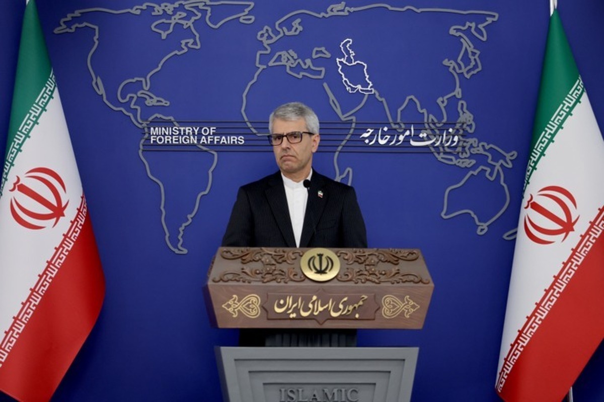 اسماعیل بقائی، سخنگوی وزارت امور خارجه در پاسخ به سوال خبرنگاران راجع به ادعای دیروز رئیس‌جمهور آمریکا درباره مذاکره با ایران گفت در حال حاضر هیچ فرآیند مذاکراتی بین ایران و آمریکا وجود ندارد.