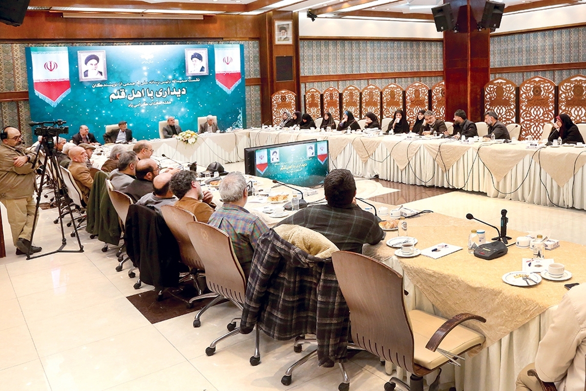 نشست صمیمانه رئیس رسانه‌ ملی با گروهی از نویسندگان و اهالی قلم به مناسبت هفته کتاب و کتابخوانی برگزار شد‌؛ نشستی که در آن خالقان آثار ادبی فرصت یافتند دغدغه‌های خود را با دکتر جبلی در میان بگذارند. این دیدار پس از بازدید نویسندگان از ساختمان شیشه‌ای سازمان برگزار شد تا آنها از نزدیک محوطه تخریب‌شده را ببینند و با بخشی از بنا که قرار است به عنوان موزه حفظ شود، آشنا شوند.