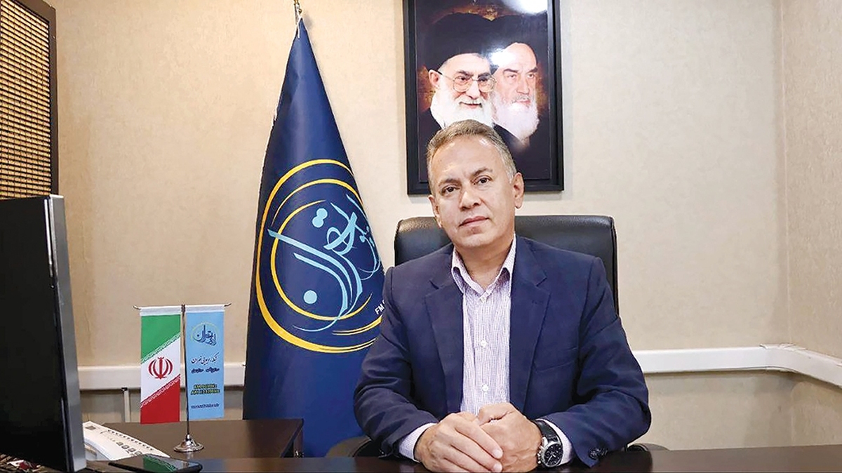 مدیر رادیو تهران درخصوص رویکرد برنامه «دور یک میز» گفت: این برنامه تلاش دارد گفت‌وگو را از نگاه‌های صنفی و جناحی دور نگه‌دارد تا مسئولان و کارشناسان با صداقت و استناد سخن بگویند. ضمن این‌که با نگاهی مطالبه‌گر، فاصله میان مردم و مسئولان را کاهش ‌می‌دهد و صدای پرسش‌ها و دغدغه‌های شهروندان را به‌گوش تصمیم‌گیران می‌رساند.