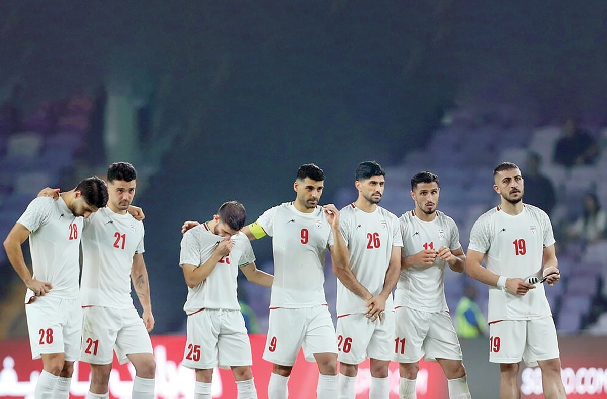 برای نوشتن از بازی ایران و ازبکستان، دقیقا باید از کجا شروع کرد؟ از بازی نه چندان خوب تیم‌ملی یا لحظات عجیب و غریب پنالتی‌ها. از چهره‌ مغموم امیر قلعه‌نویی در پایان مسابقه که خطاب به میلاد محمدی می‌گفت: «کی گفته پنالتی بزنی؟» یا مهدی طارمی که مقابل دوربین‌ها به کنایه گفت: «۱۰نفر می‌گویند پنالتی نمی‌زنیم. اگر در بازی ازبکستان نمی‌زنید در جام جهانی می‌خواهید چکار کنید؟!»