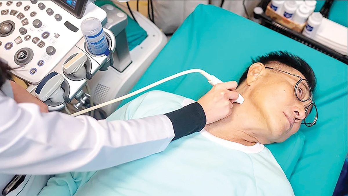 در دو دهه‌‌ گذشته، تنها یک سرطان درجهان توانسته علی‌رغم همه پیشرفت‌های پزشکی، با ‌سرعت فزآینده‌ای پیشروی کند: سرطان تیروئید. از آمریکا تا کره جنوبی و از ایتالیا تا جزایر اقیانوس آرام، منحنی ابتلا صعودی است، گاهی تا سه برابر، گاهی حتی تا پانزده برابر نسبت به دیگر سرطان‌ها. پزشکان ابتدا فکر کردند فقط این ابتلاها را «بیشتر می‌بینیم»،اماحالاشواهدنشان می‌دهدکه «واقعا بیشتر مبتلا می‌شویم.»