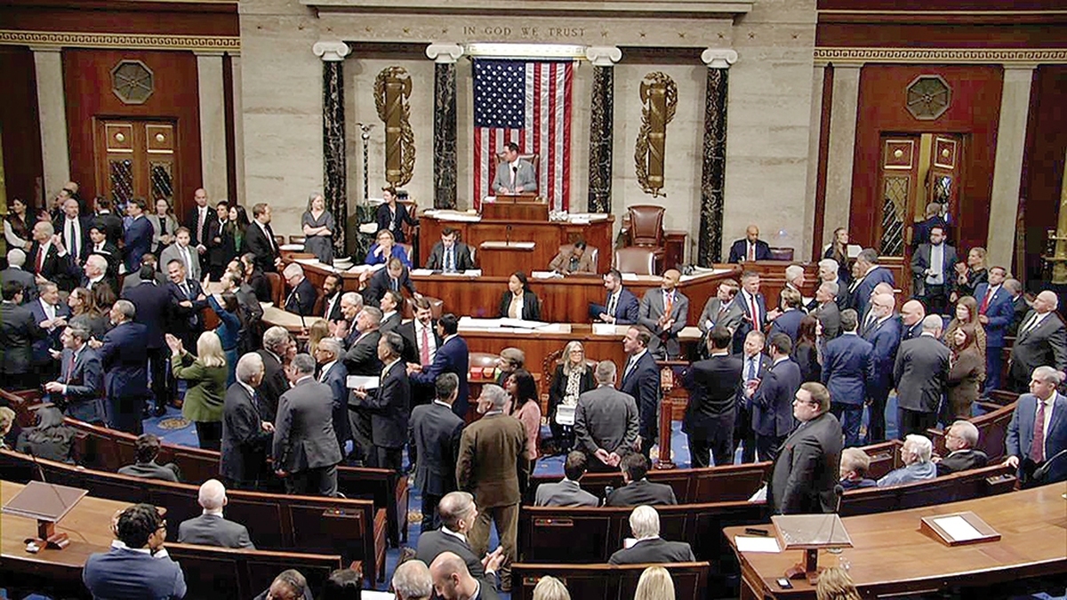 سنا در روز سه‌شنبه با توافق کامل تصمیم به تصویب قانونی گرفت که ترامپ را به انتشار پرونده‌های تحقیقاتی مرتبط با جفری اپستین، فرد متهم به فساد جنسی و فوت‌شده، وادار می‌کند. این اقدام تنها چند ساعت پس از رأی‌گیری در مجلس نمایندگان ایالات متحده برای تصویب این طرح دوحزبی صورت گرفت که دونالد ترامپ ماه‌ها برای عدم تصویب آن تلاش کرده بود.