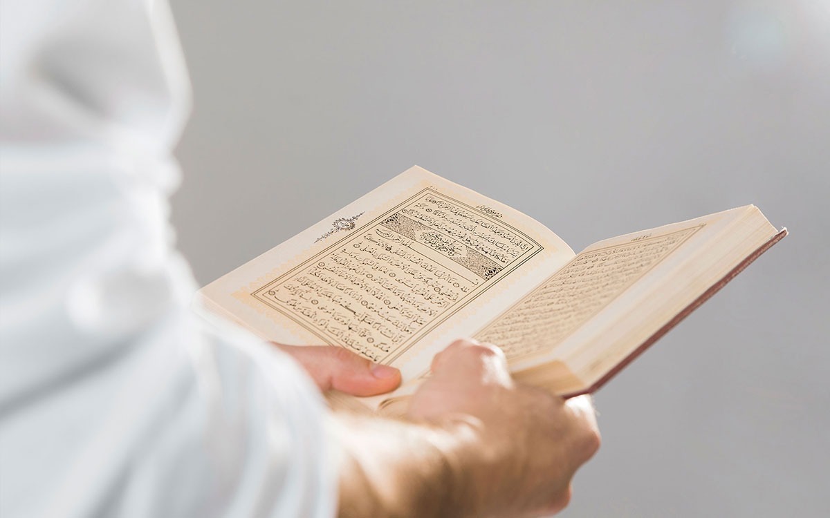 در آیه ۲۴۲ سوره بقره آمده است: «خداوند آیاتش را برای شما روشن می‌گرداند تا اندیشه کنید.» و در آیه ۲۲‌سوره انفال، بدترین جنبندگان از نظر خداوند، ناشنوایان گنگ [از شنیدن حق] هستند که درنمی‌یابند.