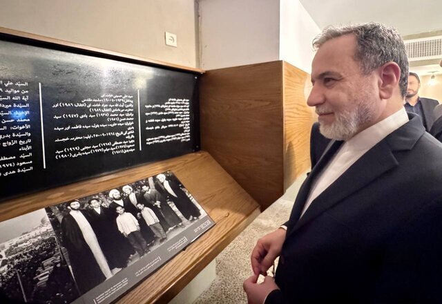 بازدید عراقچی از منزل رهبر معظم انقلاب بازدید عراقچی از منزل رهبر معظم انقلاب