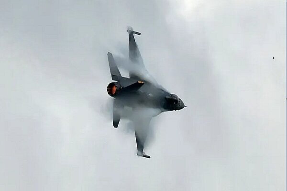 عکس | لحظه سقوط یک جنگنده در فرودگاه دبی