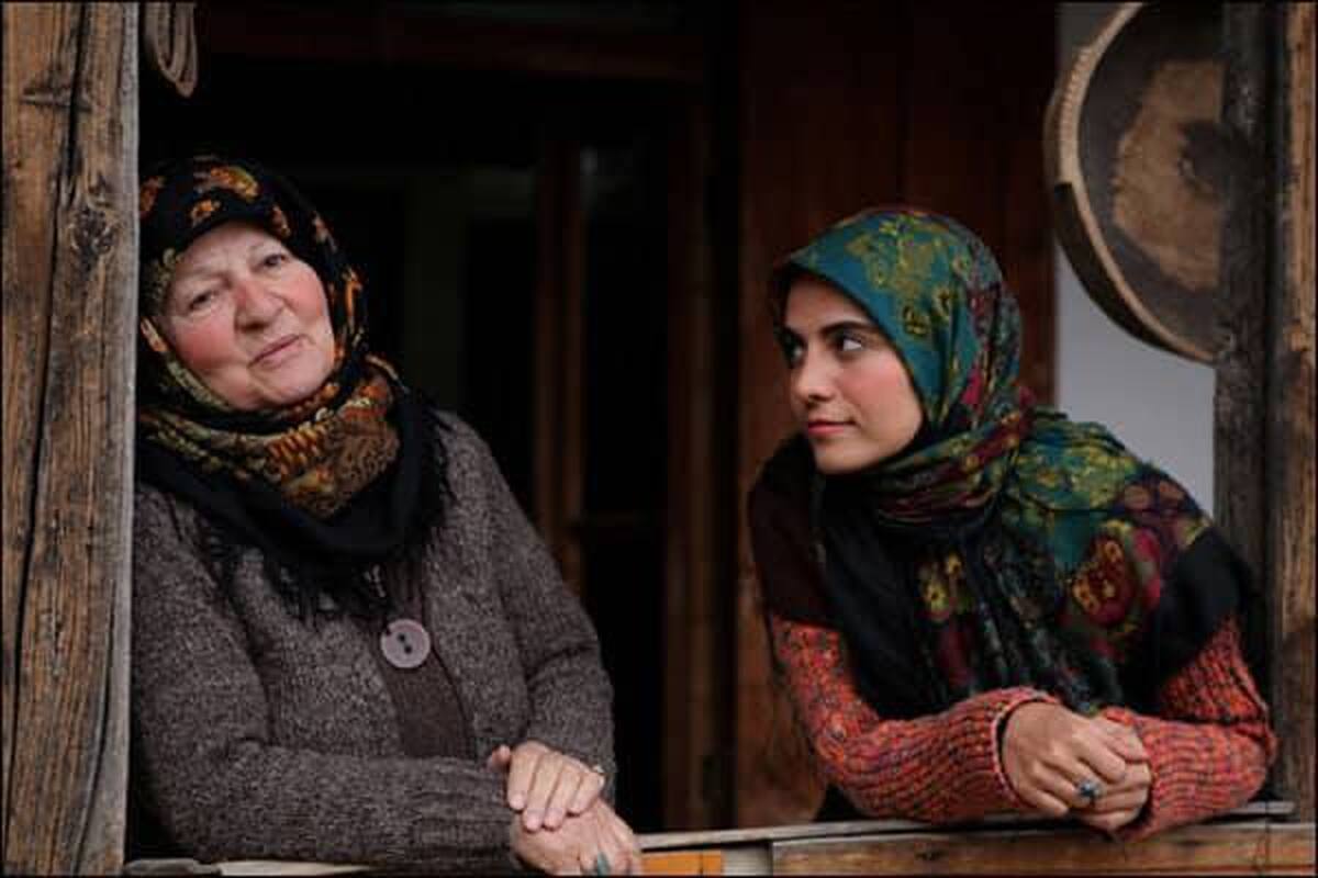 شبکه نمایش در سه شب آغازین آذرماه، مجموعه سه‌گانه روح‌الله حجازی شامل «سبز به رنگ زمرد»، «سپید به رنگ مروارید» و «سرخ به رنگ عقیق» روی آنتن می‌برد؛ سه اثری که با روایت‌هایی متفاوت، در دنیای مفهومی رنگ‌ها سفر می‌کنند.