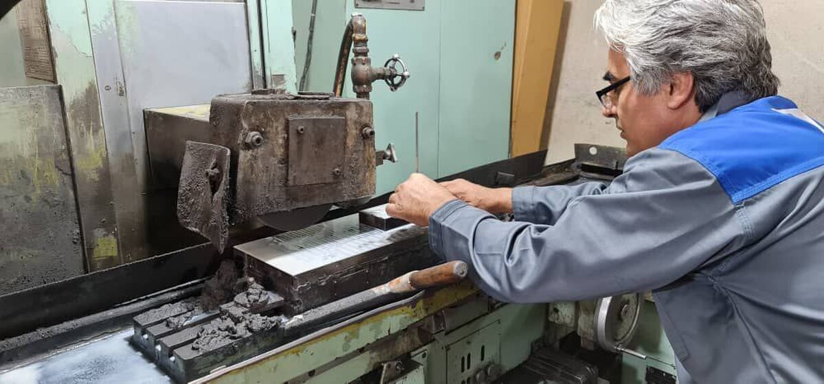 چهار دهه پیش، دکتر تیمور مجیدی جوانی بود که با دستانش پیچ و مهره می‌ساخت و رویای ساخت «قطعات بزرگ» در سر داشت. امروز، همان کارگر دیروز، مدیرعامل یکی از شرکت‌های دانش‌بنیان پیشرو در حوزه ساخت قطعات صنایع نفت، گاز و پتروشیمی است؛ شرکتی که سالانه بیش از ۱۲۰ هزار قطعه صنعتی تولید می‌کند و نامش در زنجیره تأمین انرژی کشور جای گرفته است.