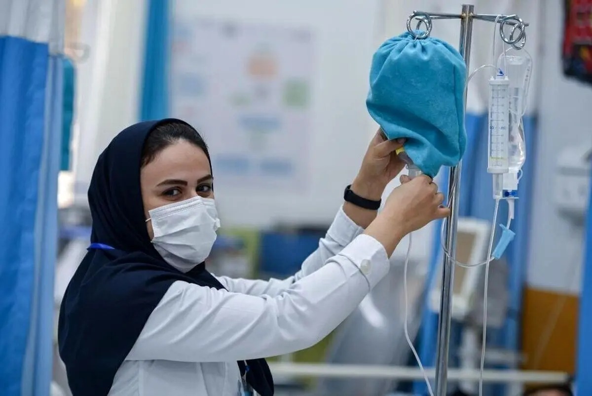 شاید اغراق نباشد اگر بگوییم یکی از متناقض‌ترین وضعیت‌های شغلی در جامعه، متعلق به پرستاران است‌؛ کسانی که پرمسئولیت‌ترین شیفت‌ها و حیاتی‌ترین لحظات را از سر می‌گذرانند اما آن‌طور که باید به نیازهای آنها توجه نمی‌شود. وضعیتی که نه یک اتفاق گذرا، بلکه نتیجه انباشت چالش‌های ساختاری ریشه‌دار است. پرستاران به‌عنوان نیروی کار‌ حیاتی بیشتر از دو دهه‌ است که در انتظار اجرای‌ درست قانون در‌خصوص تعرفه‌های خدمات‌شان مانده‌اند.این درحالی است که پرستاران با مساله‌ای به‌نام خشونت کلامی نیز مواجه هستند که سلامت روانی آنها را نیز به چالش می‌کشد.