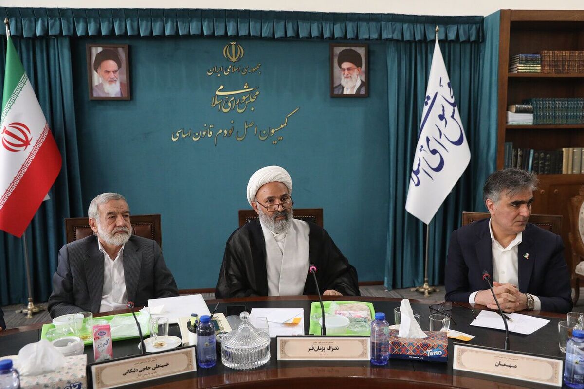 رئیس کل بانک مرکزی گفت: هیچگونه ناترازی ناشی از ادغام بانک آینده به بانک ملی منتقل نخواهد شد و فرایند مربوطه از طریق صندوق ضمانت سپردهها و شرکت مدیریت داراییها (AMC) انجام خواهد گرفت.