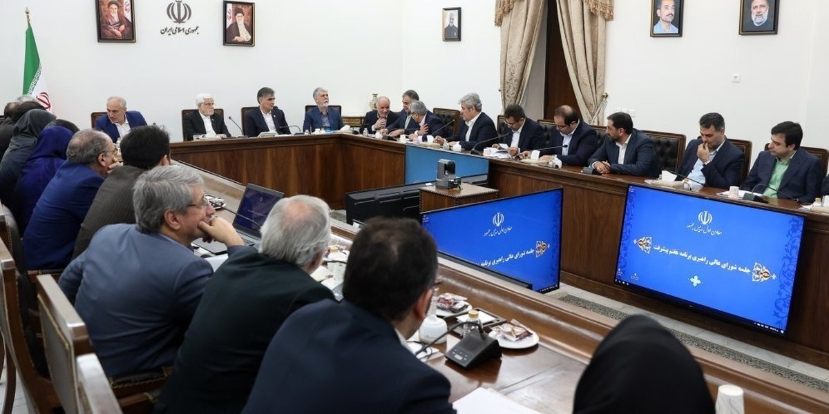 عارف، معاون اول رئیسجمهور با اشاره به تصویب ۹۰ درصد آییننامههای اجرایی برنامه هفتم پیشرفت در دولت گفت: دستگاههای اجرایی باید برای اجرایی کردن این برنامه تلاش کنند و اصلاحات مورد نیاز در این قانون نباید بهانهای برای کمکاری شود.