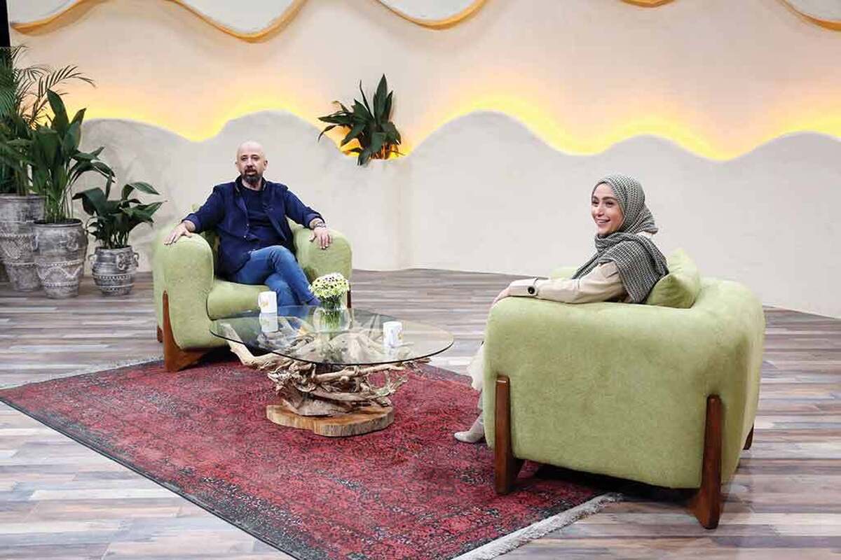 حکیمیه، حوالی غروب؛ جایی که «خِردَل» شکل میگیرد... هوای پاییزی شرق تهران، گرگومیش است. خیابانهای آرام حکیمیه در سکوت عصرانه فرورفتهاند اما در یکی از کوچههای فرعی که به استودیوی شبکه نسیم ختم میشود، رفتوآمد گروهی از جوانها و نورهای سفید پروژکتور، خبر از اتفاقی متفاوت میدهد. روی در ورودی با فونت درشت نوشته شده: «برنامه خردل ــ ضبط قسمت جدید». وارد که میشوی، بوی چای تازهدم و کابلهای داغ دوربین با هم قاطی شده. عوامل در رفتوآمدند؛ صدابردار در حال تست بوم است، تصویربردار زاویه لنز را تنظیم میکند و مجری برنامه، علی میرمیرانی در گوشهای از صحنه با کارتهای سؤال و دیالوگهایش تمرین میکند. در سمت دیگر، مرتضی یعقوبی، تهیهکننده با اشاره به مانیتور با تصویربردار درباره رنگ نور گفتوگو میکند. برنامه مهمی در پیش است. یکی از مهمانها، ساره رشیدی، استندآپکمدینی است که پیشتر در «خندوانه» شناخته شد و حالا بهخاطر نقش کوتاهش در فیلم «پسران هور» هم مورد توجه قرار گرفته. در بخش دوم برنامه نیز قرار است علیرضا خمسه وارد صحنه شود؛ مردی که حضورش همیشه تلفیقی از شوخی، تأمل و تجربه است.