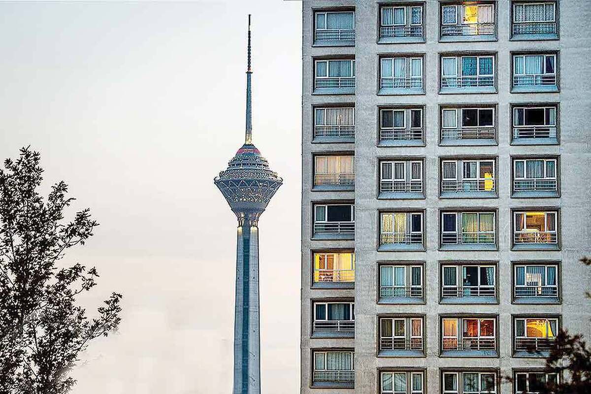 بازار مسکن از ابتدای دهه ۱۳۹۰ تا کنون یکی از پرتلاطم‌ترین بخش‌های اقتصادی کشور بوده و این کالای مصرفی به کالایی لوکس و دست‌نیافتنی تبدیل شده است. مسکن که روزگاری مامن امید خانوار‌های ایرانی برای ساختن آینده‌ای آرام بود، امروز به کابوسی از تورم، احتکار و سوداگری بدل شده است. از ابتدای این دهه تاکنون، قیمت مسکن در کلانشهر‌هایی مانند تهران بیش از ۲۵ برابر شده و قدرت خرید مردم، به‌ویژه طبقات متوسط و کارمند، ثابت یا حتی کاهش یافته است. زمانی بسیاری از خانواده‌ها با چند سال پس‌انداز و تسهیلات بانکی خرید مسکن، می‌توانستند صاحب خانه‌ای کوچک ۶۰ متری شوند، اما امروز، پس از گذشت بیش از یک دهه، همان خانه به رؤیایی چند‌میلیاردی تبدیل شده و مسیر خانه‌دار‌شدن را عملا مسدود کرده‌اند؛ از سوی دیگر نرخ اجاره‌ها افسارگسیخته بالا رفته و بسیاری از کارشناسان اقتصادی بر این باورند که سیاست‌های غلط، سوداگری در بازار و ضعف در نظام تامین مالی مسکن، از عوامل اصلی این بحران هستند. بررسی آمار‌های بانک مرکزی نشان می‌دهد از سال ۱۳۹۶ به بعد، رشد قیمت مسکن تقریبا از نرخ تورم عمومی پیشی گرفته؛ یعنی خانه دیگر نه یک کالای مصرفی، بلکه کالایی سرمایه‌ای و پناهگاهی در برابر تورم است. گرانی مسکن، علاوه بر فشار مالی، پیامد‌های اجتماعی گسترده‌ای مانند تاخیر در ازدواج، مهاجرت خانوار‌ها از شهر‌های بزرگ، کاهش نرخ زاد‌و‌ولد و... را به‌همراه دارد. 