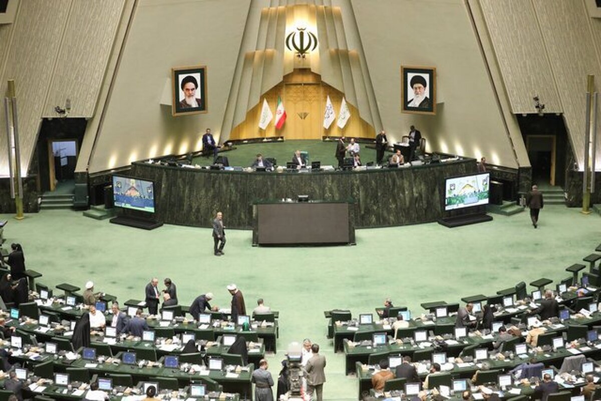 در‌حالی‌که مجلس شورای اسلامی با انتقادات صریح از اظهارات محمدجواد ظریف و حسن روحانی - که به روابط استراتژیک ایران و روسیه آسیب رسانده - بر حفظ منافع ملی تاکید می‌کند، آذر منصوری، رئیس جبهه اصلاحات ایران، با پستی کنایه‌آمیز در شبکه اجتماعی ایکس، به نمایندگان طعنه زد: «لیاخوف فقط یک نام در تاریخ ایران نیست!» این اشاره به ژنرال روسی ولادیمیر لیاخوف، که در سال ۱۲۸۷ به دستور محمدعلی شاه، مجلس مشروطه را به توپ بست، ظاهرا انتقادی از نمایندگان انقلابی بود اما در واقع فهم سطحی جریان اصلاحات از تاریخ را نشان داد.