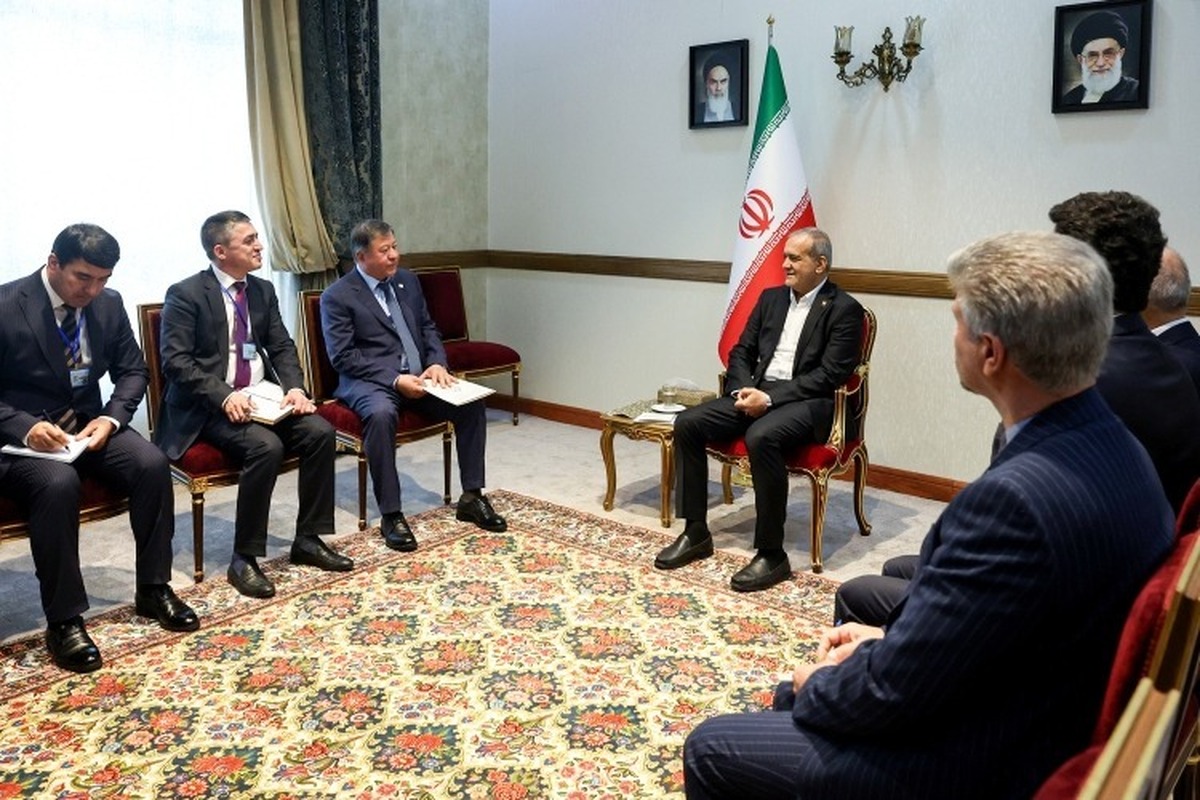 مسعود پزشکیان،رئیس جمهور در دیدار وزیر کشور تاجیکستان، گفت: میتوان بر اساس ارتباطات دینی و فرهنگی در منطقه وضعیتی ایجاد کرد که ارتباطات به سهولت برقرار شود و موانع را از سر راه برداشت؛ حتی میتوان برای کمک به توسعه اقتصادی، پول مشترک در منطقه داشت.