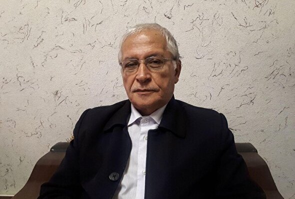 معتمدنژاد نظریههای ارتباطی را با دیدگاه حقوقی و توسعهای نقد میکرد