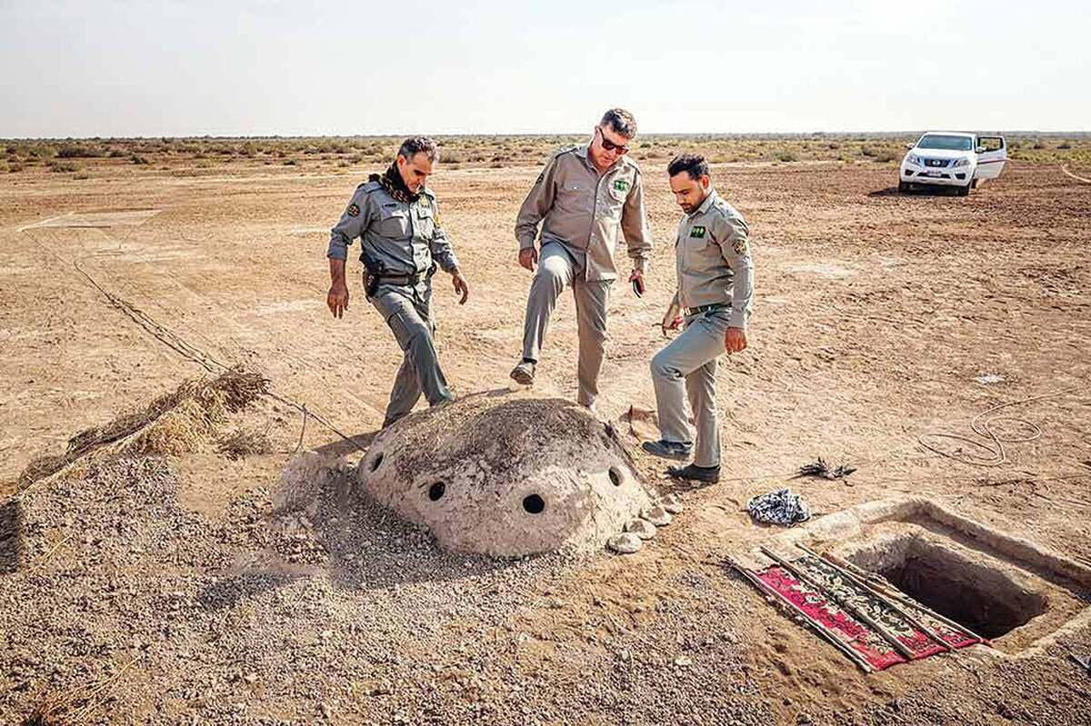 می‌گوید از رئیسش پرسیده پاسخ سؤالاتم را بدهد یا نه، جواب گرفته: «محیط‌بان حق مصاحبه ندارد.» چند ثانیه سکوت می‌کند، بعد با تردید می‌پرسد: «اگر حرف بزنم اسمم که جایی برده نمی‌شود؟» سوال سه نفر دیگر هم همین است و وقتی مطمئن می‌شوند نام‌های‌شان امن می‌ماند، شروع می‌کنند به گفتن‌‌؛ از تجهیزات فرسوده، کمبود نیرو، مشکلات روحی، از حقوقی که با بیش از ۲۰‌سال خدمت به آخر ماه نمی‌رسد و از قانونی که حمایت نمی‌کند.