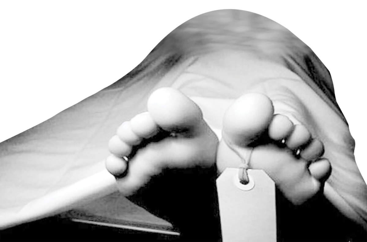 پنج‌سال قبل در اداره جرایم جنایی مشغول رسیدگی به پرونده‌های روزانه بودم که مرد میانسالی روبه‌رویم  نشست و گفت، می‌خواهد راز یک جنایت را بعد از ۱۰ سال فاش کند! استرس داشت و به‌سختی صحبت می‌کرد، لیوان آبی روبه‌رویش قرار دادم و خواستم پس‌ از ‌آب‌خوردن با آرامش هرچه می‌خواهد را بگوید تا بدانم در مورد کدام جنایت صحبت می‌کند.