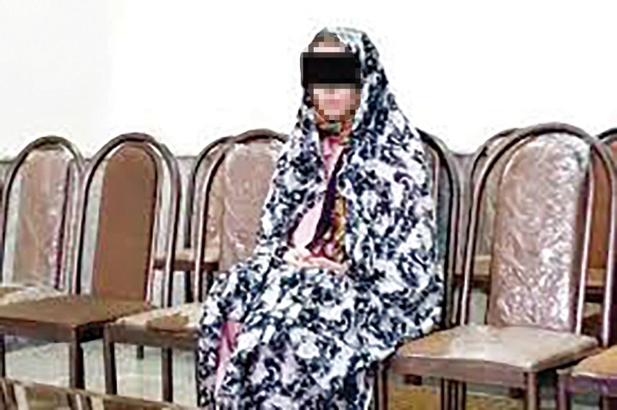 دختر جوان روی صندلی نشسته ولی آرام و قرار ندارد و مدام این‌ور و آن‌ور را نگاه می‌کند. منتظر است اسمش را اعلام کنند و داخل شعبه دادسرا برود. با او وارد گفت‌وگو می‌شوم بلکه کمی آرام شود. ابتدا تمایلی برای حرف زدن نشان نمی‌دهد اما کم‌کم سر صحبت را باز می‌کند و به سوالاتم پاسخ می‌دهد.