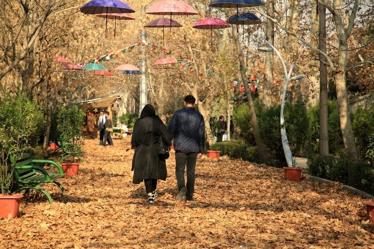 با کوتاه شدن روزها و کاهش نور خورشید در پاییز، بسیاری از افراد با احساس غمگینی و بیانرژی بودن دستوپنجه نرم میکنند. افسردگی پاییزی میتواند زندگی روزمره را تحت تأثیر قرار دهد، اما نگران نباشید. با راهکارهای ساده میتوانید این فصل رنگارنگ را با روحیهای شاد و پرانرژی سپری کنید.