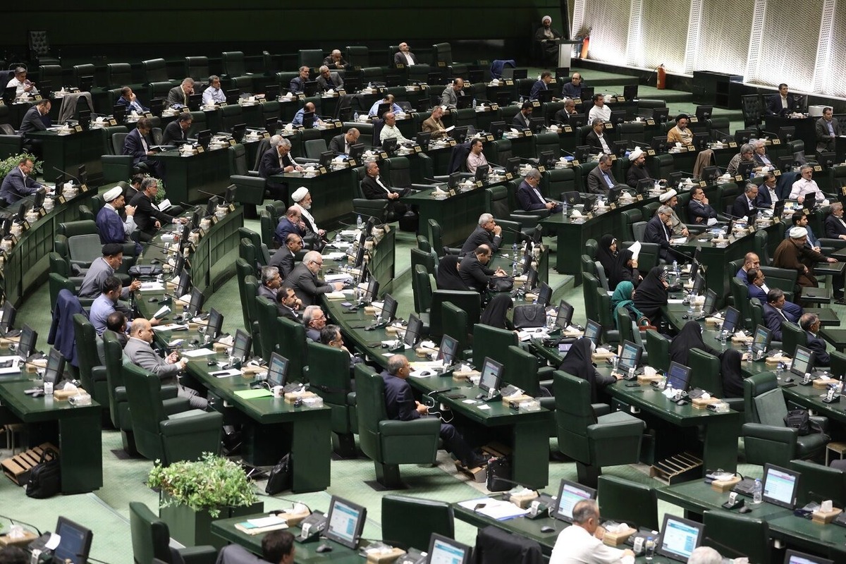 نمایندگان مجلس در بیانیه‌ای با تاکید بر تخلفات گسترده بانک آینده، از اقدام قاطع بانک مرکزی در توقف روند تضییع بیت‌المال قدردانی کردند و حمایت خود را از فرایند گزیر این بانک اعلام داشتند.