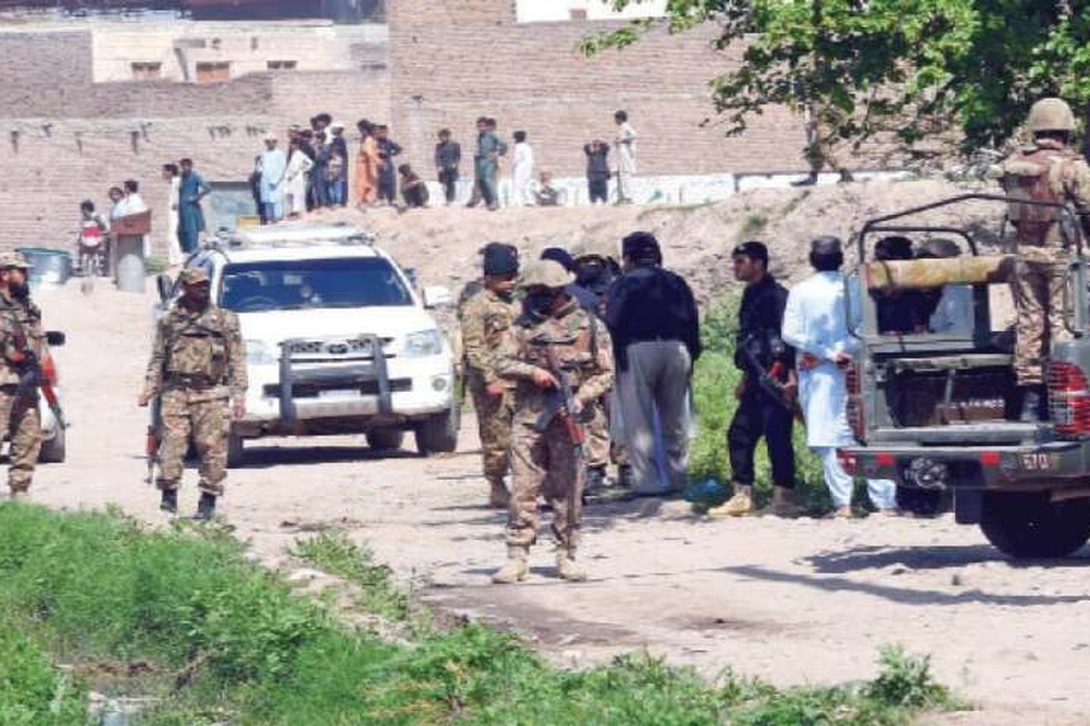 انفجار بمب در شمال غرب پاکستان خودروی حامل نیروهای امنیتی را هدف گرفت که طی آن ۶ نفر کشته و ۱۴ نفر دیگر زخمی شدند.