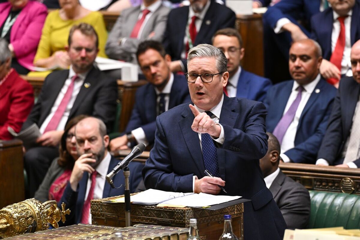 نخست وزیر انگلیس در نشست ملتهب پارلمان این کشور در پی حملات اخیر رژیم صهیونیستی به نوار غزه، بر لزوم احترام به آتشبس و تسریع در ارسال کمکهای بشردوستانه به این باریکه تأکید و تصریح کرد که این درگیری راهحل نظامی ندارد.