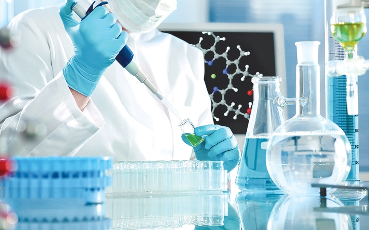 ایران در دو دهه اخیر در حوزه نانو خوش درخشیده است‌. فعالیت‌‌های کشورمان در این خصوص تقریبا از سال ۱۳۸۲ با تشکیل ستاد ویژه توسعه نانو و تصویب سند راهبردی در دولت کلید خورد. به‌عنوان بخشی از نتیجه این سرمایه‌گذاری می‌توان به انتشار بیش از ۱۰‌هزار مقاله توسط محققان ایرانی در سال ۲۰۲۴ و کسب رتبه ششم جهانی اشاره کرد.