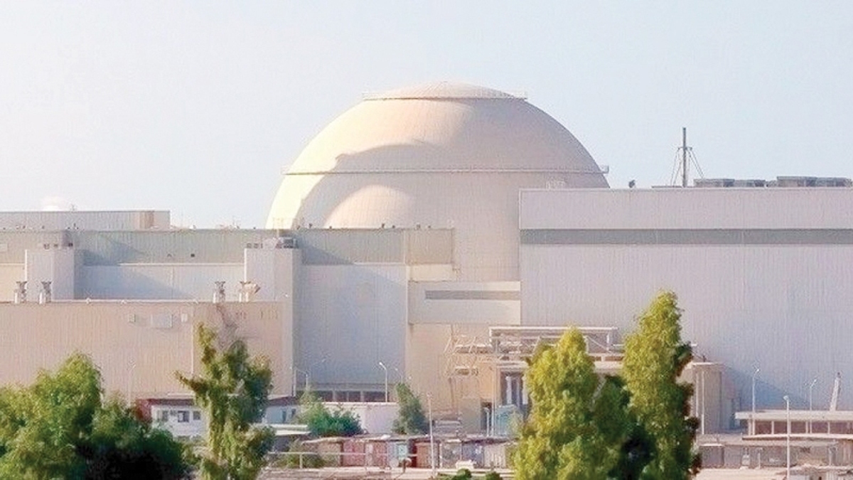 یکی از مهم‌ترین رویدادهای حوزه انرژی در جهان، مسأله حرکت به سمت انرژی‌های تجدیدپذیر است. در ایران نیز به‌واسطه محیط مناسب کشور در حوزه برخورداری از آفتاب، تامین برق از محل انرژی خورشیدی به یک رویکرد مهم تبدیل شده است. با وجود این ظرفیت برق تجدیدپذیر به میزانی نیست که بتوانیم همه تمرکز کشور را به این سمت حرکت دهیم. با وجود وابستگی نامطلوب کشورمان به گاز طبیعی ــ که بیش از ۸۰ درصد ظرفیت تولید برق را تشکیل می‌دهد ــ و لزوم حرکت به سوی کاهش آن از طریق تنوع‌بخشی به سبد انرژی اما به‌دلیل چالش‌های زیرساختی جدی در حوزه انرژی‌های تجدیدپذیر (به‌ویژه ذخیره‌سازی)، انرژی پایه کشور باید بر یک حامل دیگر متمرکز شود.