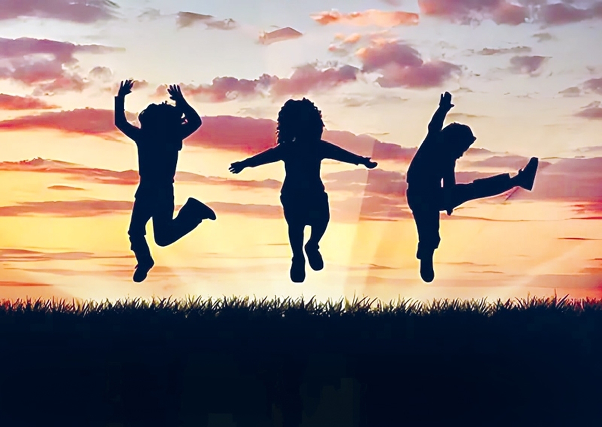 نوجوانان آینده‌سازان جامعه‌اند؛ نسلی که یک‌چهارم جمعیت کشور را شامل می‌شود و در پیچ و خم هویت‌یابی، فشارهای تحصیلی و دنیای پرشتاب دیجیتال گام برمی‌دارد. هشتم آبان، روز نوجوان بهانه‌ای است برای شنیدن صدای این نسل، فهم چالش‌های‌شان و بازنگری در سیاست‌هایی که آینده‌ آنها و جامعه را شکل می‌دهد.