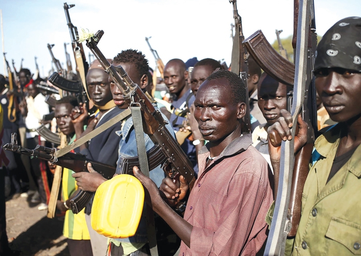 گزارش‌هایی از کشتارهای جمعی باانگیزه‌های قومی ودیگرجنایات درشهر«الفاشر» منتشر شده است؛ شهری که در پایان هفته گذشته به تصرف نیروهای شبه‌نظامی موسوم به «نیروهای واکنش سریع» درآمده و در منطقه دارفور در غرب سودان واقع است. ویدئویی که فعالان محلی منتشر کرده‌اند، صحنه‌ای را نشان می‌دهد که یکی از نیروهای شناخته‌شده از واکنش سریع که پیش‌تر نیز به‌خاطر اعدام غیرنظامیان درمناطق تحت‌کنترل این گروه،سر زبان‌هاافتاده بود؛جمعی از غیرنظامیان‌ بی‌دفاع راکه روی‌زمین نشسته‌بودند،ازفاصله‌نزدیک هدف گلوله قرار می‌دهد.