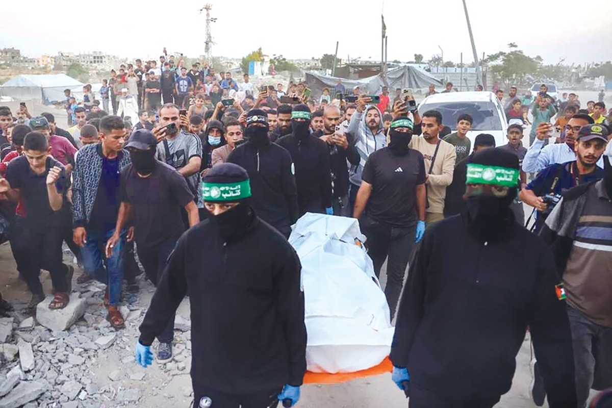 بار دیگر بمباران شبانه باریکه غزه، میزان استحکام آتش‎‌بس کرانه شرقی مدیترانه را به‌‎چالش کشید. در شامگاه سه‌شنبه بنیامین نتانیاهو، نخست‎‌وزیر رژیم‌صهیونیستی فرمان بمباران «فوری و قاطع» نوار غزه را صادر کرد؛ حملاتی که در آن بیش از ۲۰۰ فلسطینی اعم از زن و کودک به شهادت رسیدند. بهانه تل‌‎آویو برای نقض آتش‌‎بس، تهاجم گروهی نامعلوم به سربازان اسرائیل در گذرگاه رفح بوده درحالی که جنبش مقاومت اسلامی (حماس) برخلاف ادعاهای صهیونیست‎ها در قالب بیانیه‌‎ای، رسما پایبندی خود به مفاد آتش‌‎بس را اعلام کرد.