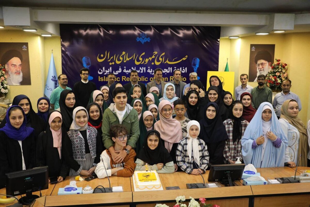 مراسم تولد باشگاه نوجوانان رادیو جوان با حضور حدود یکصد نوجوان اعضای باشگاه، وحید اسدی مدیر رادیو جوان، مدیران گروهها، عوامل برنامهساز «جورواجور» و جمعی از تهیهکنندگان و فعالان رسانه در سالن جلسات ساختمان شهدای رادیو برگزار شد. این رویداد که در فضایی صمیمی و پرانرژی برگزار شد، صحنهای برای نمایش خلاقیت، اجرای طنز و همدلی میان نوجوانان و اهالی رادیو بود.