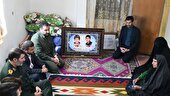تجلیل فرمانده سپاه فتح از مادر شهیدان منصورزاده