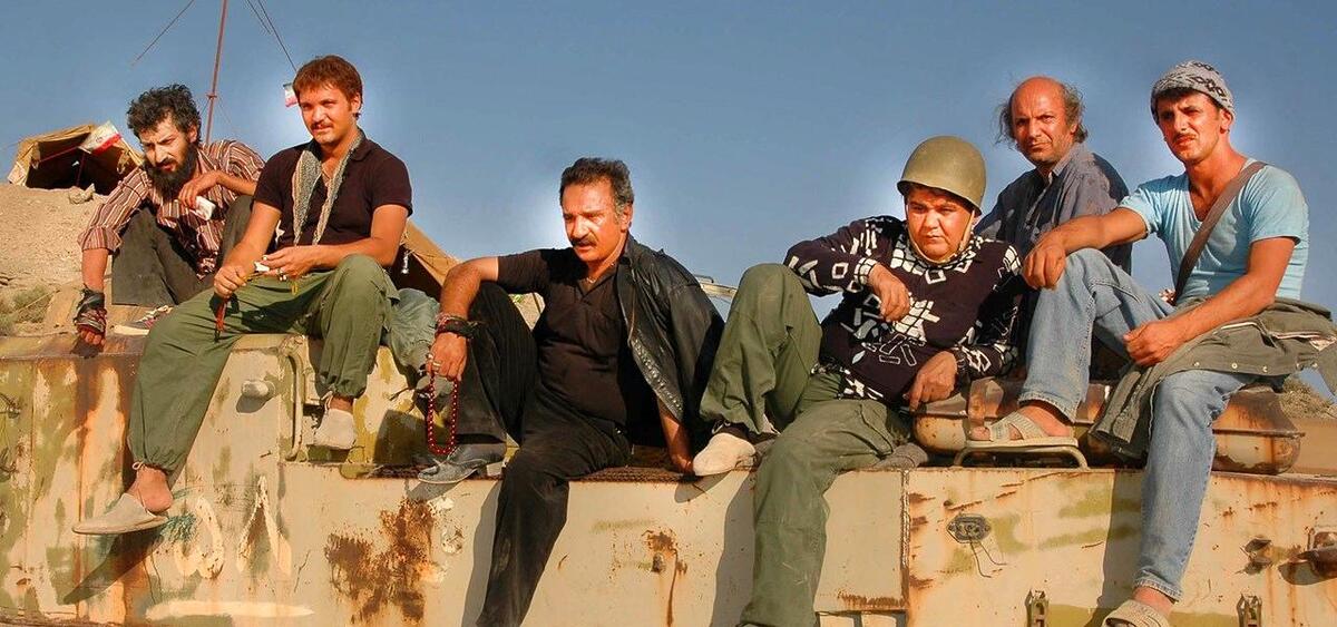 چندگانهسازی (Franchising) و اسپینآف (Spin-off) در سینما نشاندهنده روندی صنعتی و روایی است که به گسترش یک اثر درقالب مجموعهای از فیلمها، سریالها یا محصولات جانبی منجر میشود. این فرآیند با هدف افزایش سرمایهگذاری، تثبیت برند و تعمیق ارتباط مخاطب با جهان داستانی شکل میگیرد.