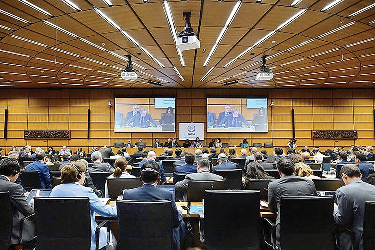 در یکی از پرتنش‌ترین نشست‌های شورای حکام آژانس بین‌المللی انرژی اتمی در سال‌های اخیر، روز پنجشنبه ۲۹ آبان ۱۴۰۴ قطعنامه‌پیشنهادی فرانسه، آلمان، بریتانیا با حمایت آشکار آمریکا علیه برنامه هسته‌ای صلح‌آمیز جمهوری اسلامی ایران به تصویب رسید. این قطعنامه با ۱۹ رأی موافق، ۱۲ رأی ممتنع و ۳ رأی مخالف (روسیه، چین و نیجر) گذشت‌؛ آماری که نشان‌دهنده شکاف عمیق میان اعضای شورای حکام است.