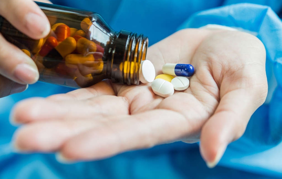 سال‌هاست که مصرف آنتی‌بیوتیک درایران درسطحی بالاتر از میانگین جهانی گزارش می‌شود؛ آماری که اگرچه مسئولان نظام سلامت کشور هر‌بار از آن به‌عنوان هشداری جدی یاد می‌کنند، اما هرگز روندی کاهشی به‌خود نگرفته است. مدت‌هاست که برای بسیاری از خانواده‌ها، آنتی‌بیوتیک همچنان نسخه‌ای نانوشته برای درمان هرگلودرد و سرماخوردگی‌ای است.