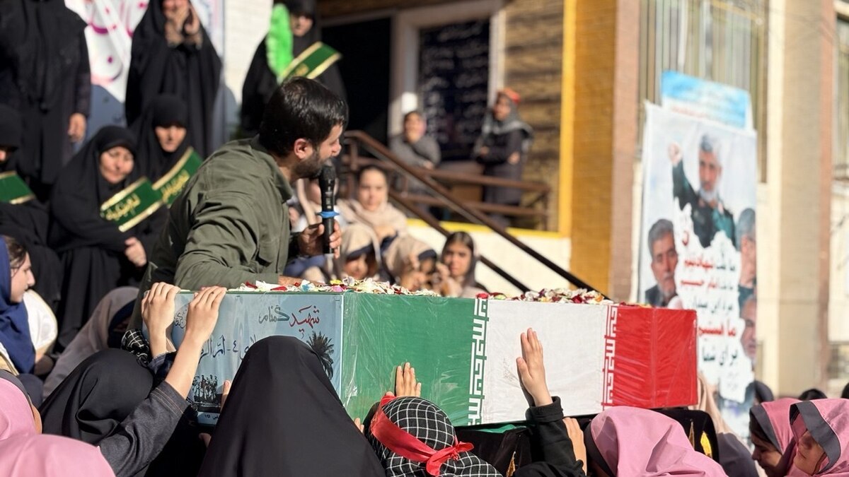 همزمان با ایام فاطمیه در آیینی با شکوه، پیکر مطهر شهید گمنام با حضور پرشور دانش آموزان  و برپایی مراسم بزرگداشت یاد و خاطره شهدا در مدارس شهرستان فردیس برگزار شد.