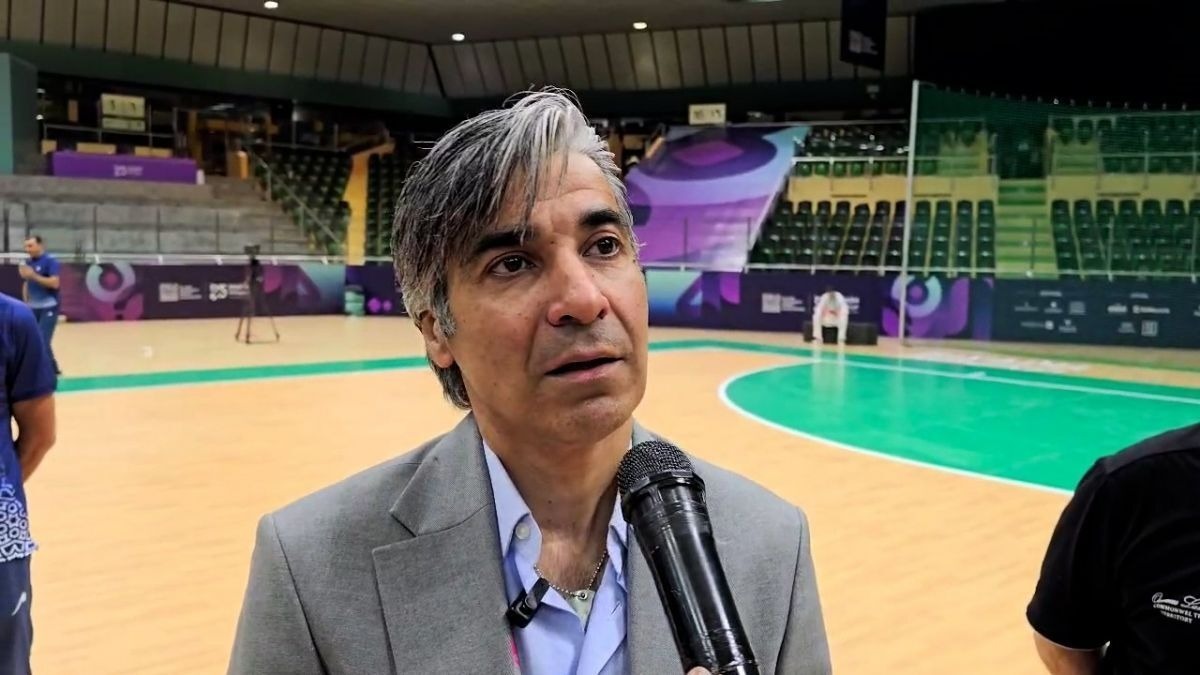 در روز‌های اخیر، فضای رسانه‌ای ورزش ایران با جنجال تازه‌ای داغ شده است. عادل فردوسی‌پور، مجری مجازی این روز‌های فوتبال، بار دیگر با انتقاد‌های تند خود از یک حرکت نمادین در دنیای ورزش، بحث‌برانگیز شده. این بار، هدف انتقاد او وحید شمسایی، سرمربی تیم ملی فوتسال بود.