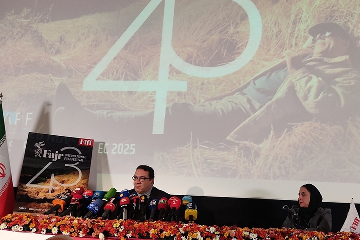 نشست خبری چهل و سومین جشنواره جهانی فیلم فجر با حضور روح الله حسینی دبیر این جشنواره در موزه سینما برگزار شد.