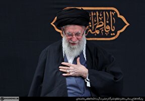 ببینید |  لحظه ورود رهبر معظم انقلاب به دومین شب مراسم عزاداری ایام شهادت حضرت زهرا سلام‌الله‌علیها در حسینیه امام خمینی(ره)