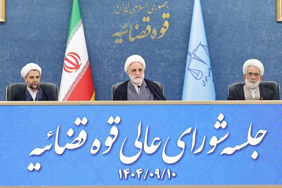 رئیس قوه قضاییه با تاکید بر التزام کارگزاران و مردم به قانون اساسی، گفت: قانون اساسی جمهوری اسلامی که با رأی بسیار قاطعی به تصویب رسیده، میثاق ملی و یکی از مترقی‌ترین قوانین موجود در دنیا است.