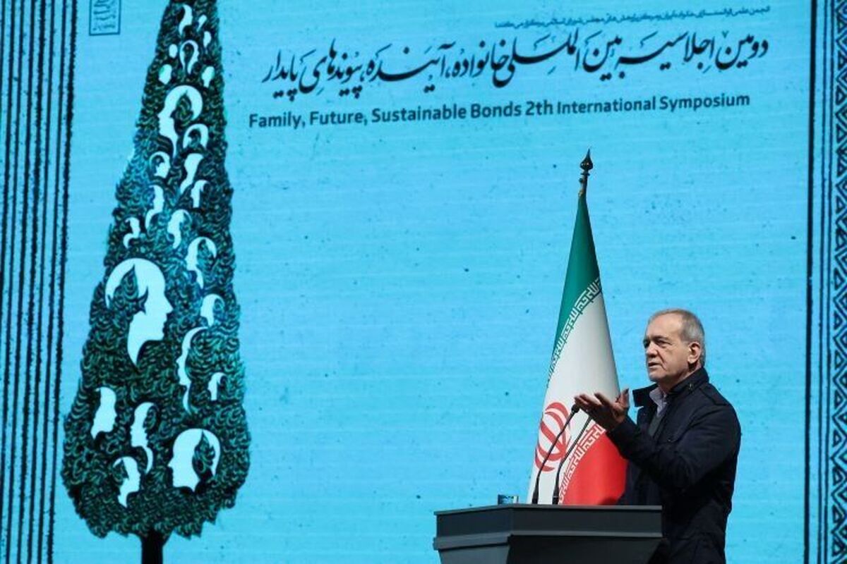 رئیس‌جمهور گفت: با تهدید و امر و نهی نمی‌توان جامعه را تغییر داد. قرآن و احادیث تأکید می‌کنند که هرکس برای اصلاح جامعه قدم برمی‌دارد، ابتدا باید خود را اصلاح کند. پیام‌های ما باید در رفتارمان دیده شود. اگر بتوانیم خود را اصلاح کنیم، الگوی خوبی برای جامعه خواهیم بود؛ الگویی که دیگران با اشتیاق از آن یاد خواهند کرد.